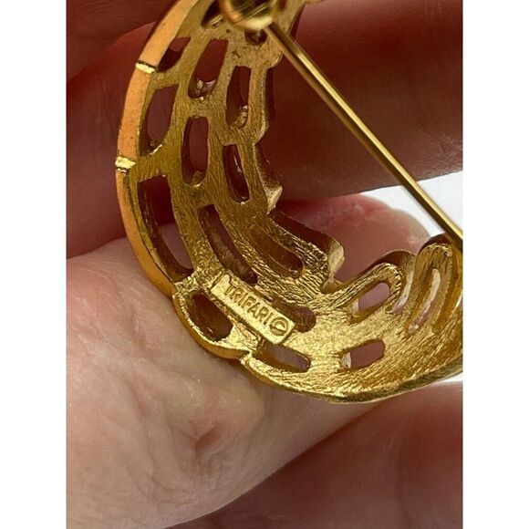 Vintage signed Crown Trifari Oval Gold-Tone Brooch Pin - Picture 5 of 6